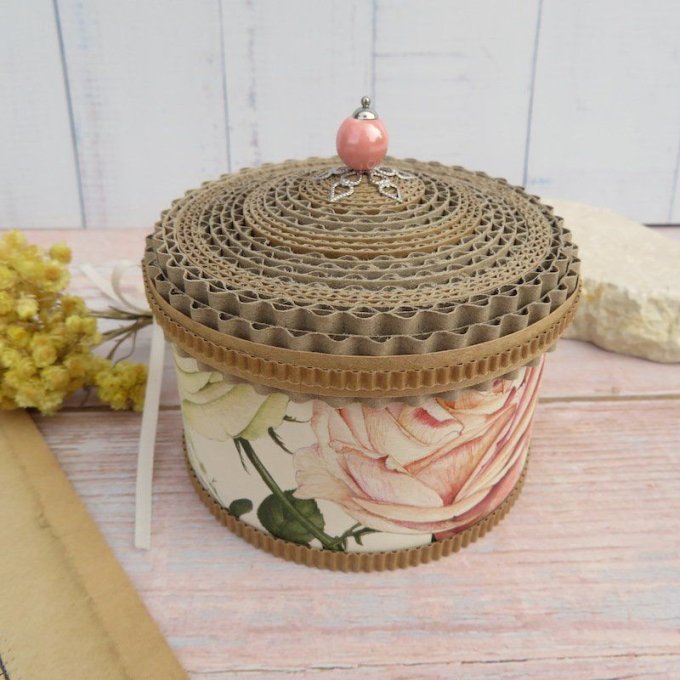 Boîte à bijoux ronde, papier décoratif et couvercle en dentelle de carton - ivoire / dessin roses